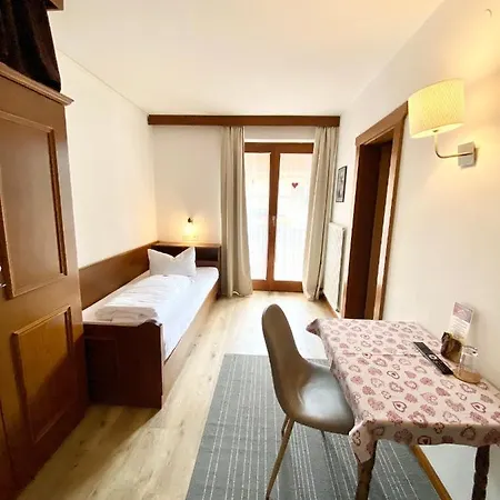 Alpenhaus Monte بيت ضيافة